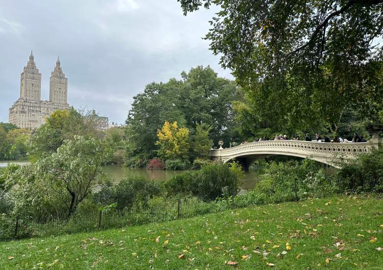 Bow Bridge con el edificio San Reno de fondo